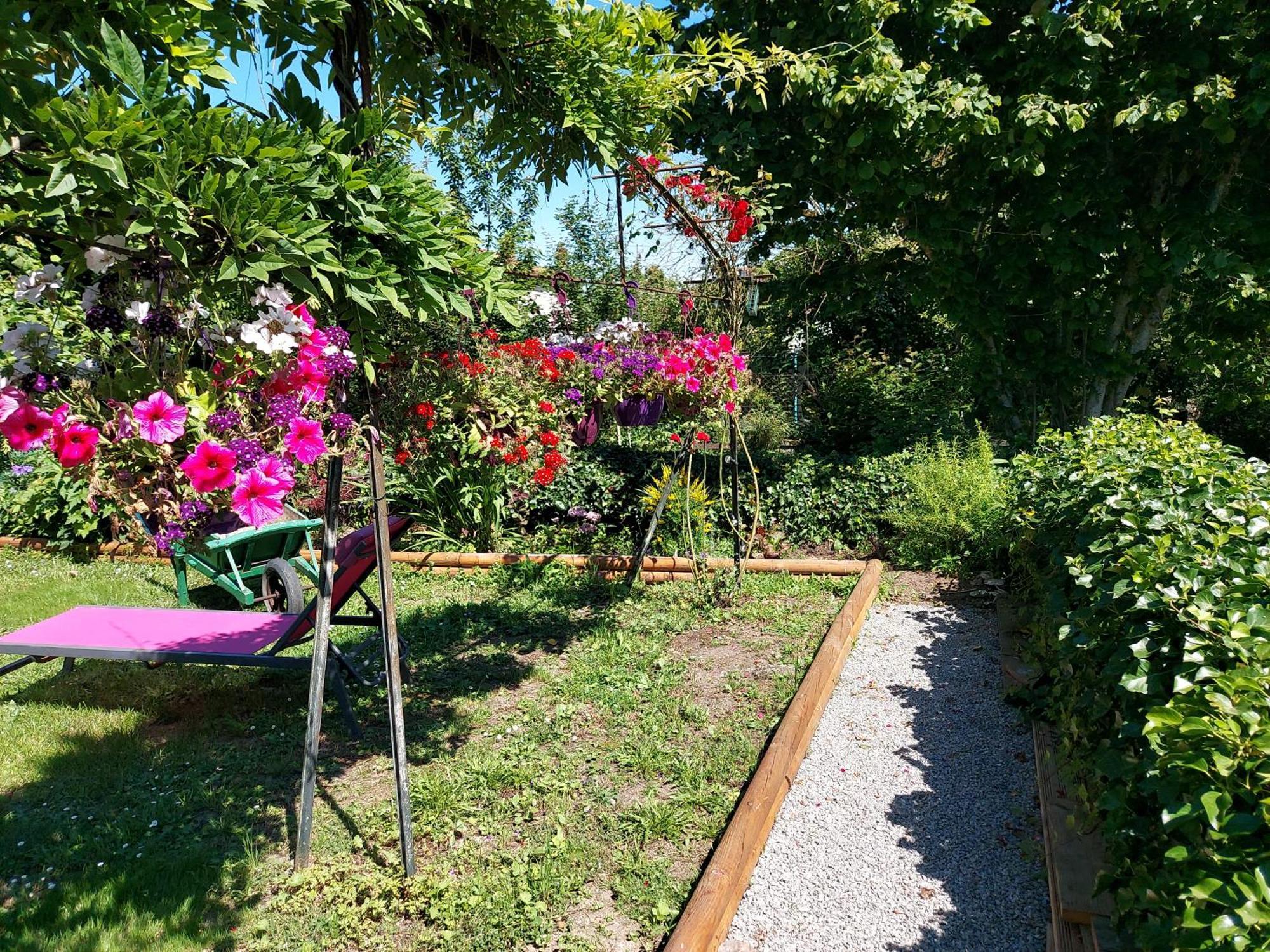 Charming Two Bedroom Gite With Beautiful Gardens Confolens Εξωτερικό φωτογραφία